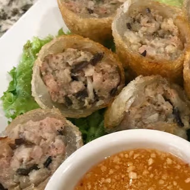 Yummy Egg Rolls / ยำมี่ปอเปี๊ยะทอด.